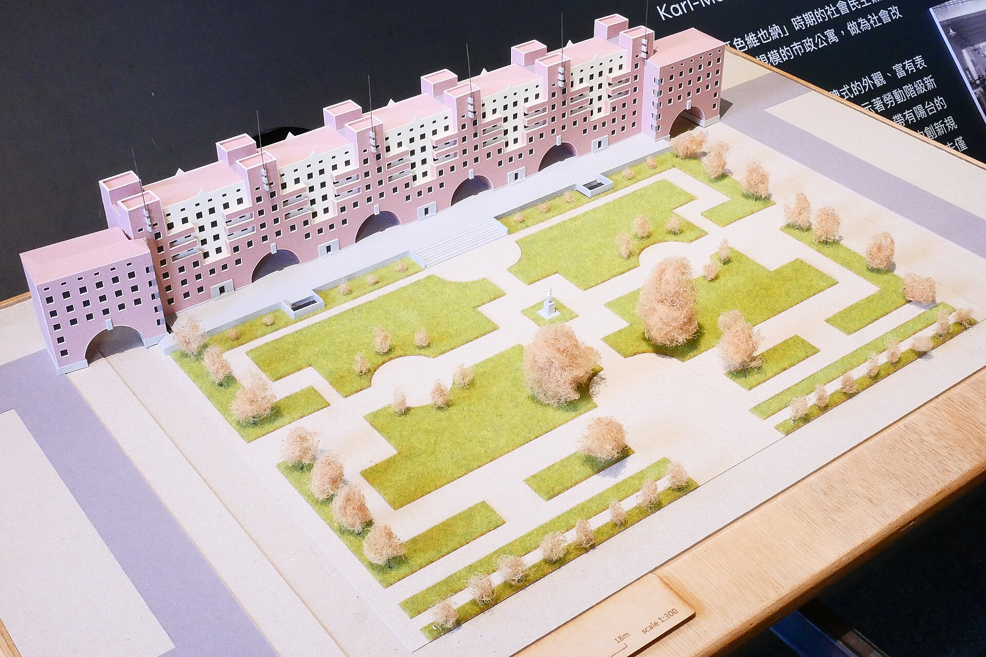 Karl-Marx-Hof w Wiedniu — monumentalne miejskie osiedle mieszkaniowe „czerwonego Wiednia”, symbol publicznego zasobu mieszkań na wynajem